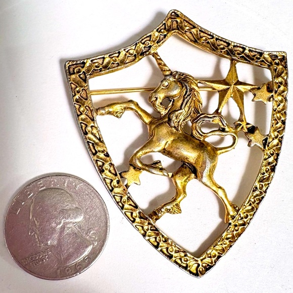 Vintage gold tone heraldic Unicorn crest Shield Brooch - Picture 3 of 5